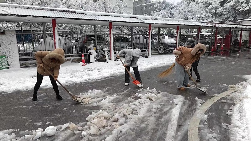 原生國貿(mào)黨支部開展掃雪志愿服務(wù)活動